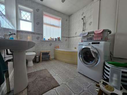 Worcester Gardens, Ilford, IG1 3NP, Image 14