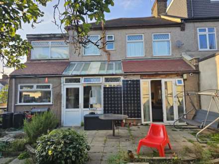 Worcester Gardens, Ilford, IG1 3NP, Image 17