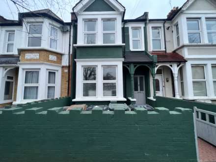 3 Bedroom Flat, Abbotts Park Road, Leyton, E10