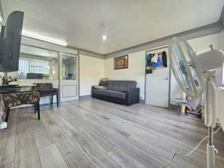 Warren Gardens, Stratford, E15, Image 3
