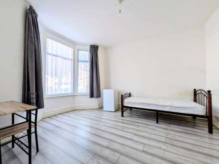 Sixth Avenue, London, E12 5PU, Image 2