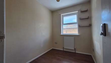 Cowleaze, Beckton, E6 6WX, Image 4