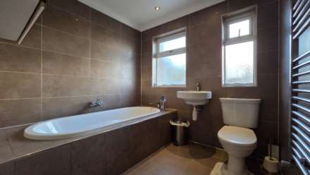 Stradbroke Grove, Ilford, IG5 0DH, Image 10