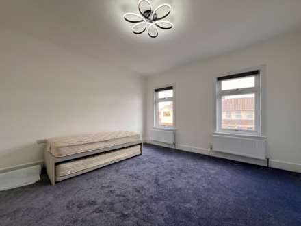 Lambourne Road, Chigwell, IG7 6EJ, Image 18