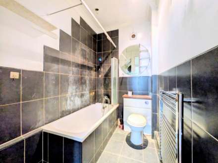 Henniker Gardens, East Ham, E6 3HT, Image 10