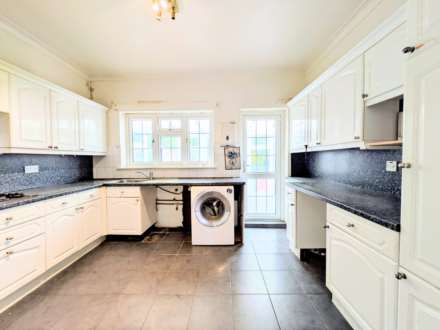 Henniker Gardens, East Ham, E6 3HT, Image 2