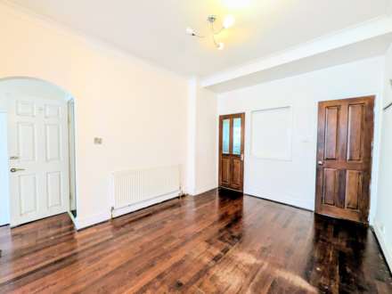 Henniker Gardens, East Ham, E6 3HT, Image 4