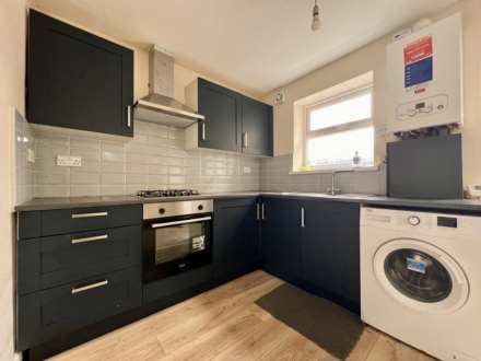 2 Bedroom Flat, Dersingham Avenue, Manor Park, E12