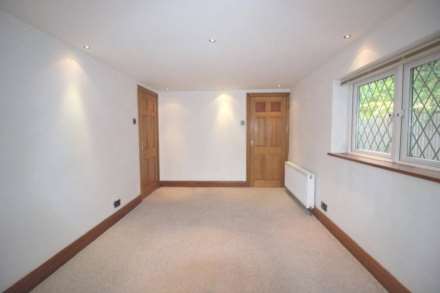 4 Bedroom Bungalow, Eagle Lane, London