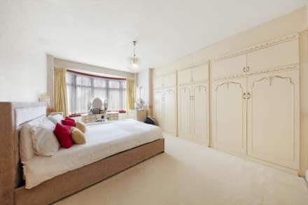 Beechwood Gardens, Ilford, IG5 0AQ, Image 9
