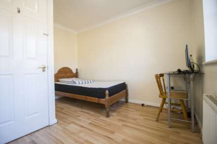 1 Bedroom House Share, Parkland Close, Ley Street, IG2