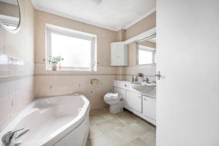 Staverton Close, Wokingham, Image 19