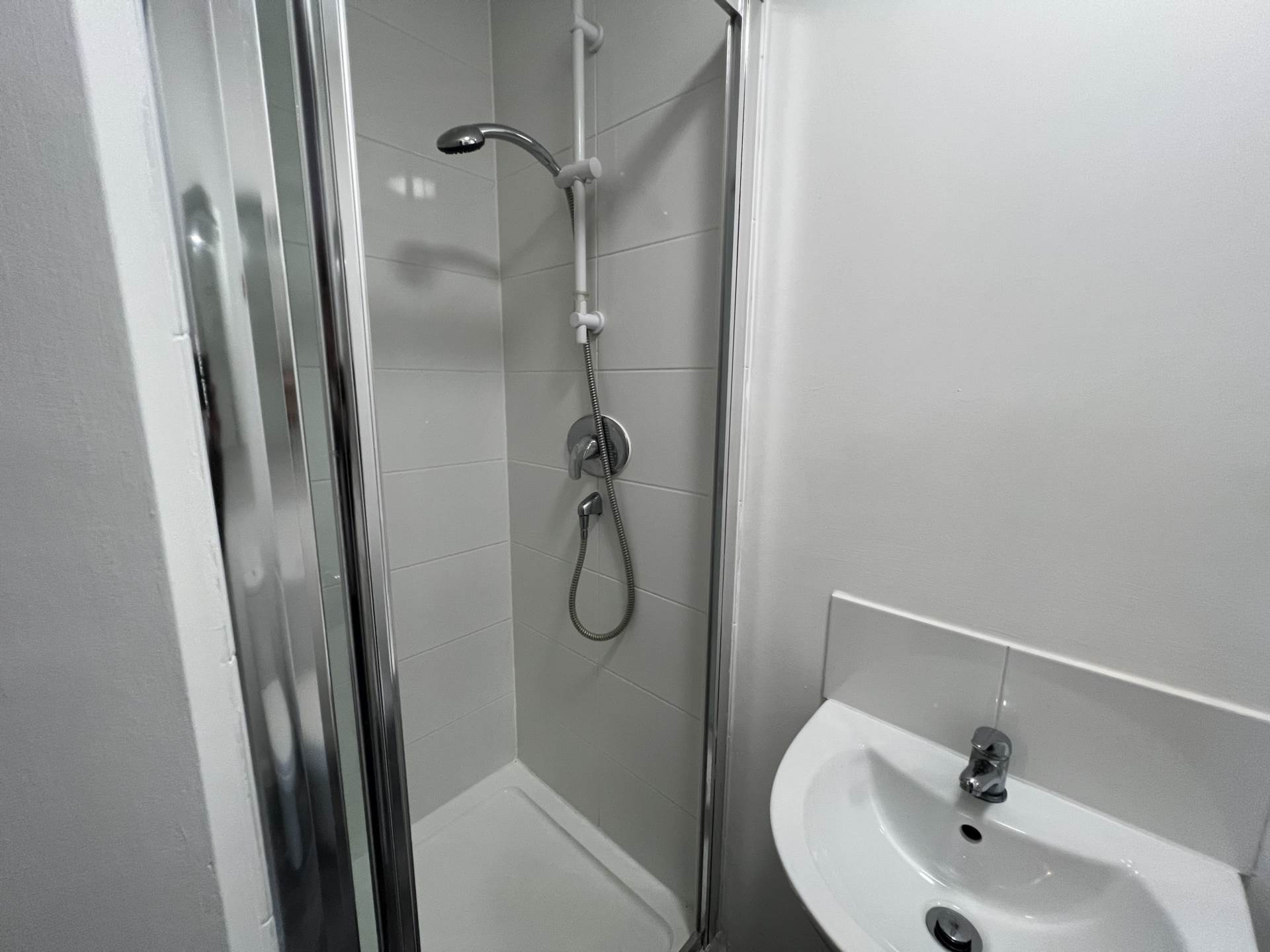 En-suite room, in Gardner Street, Salford, Image 5