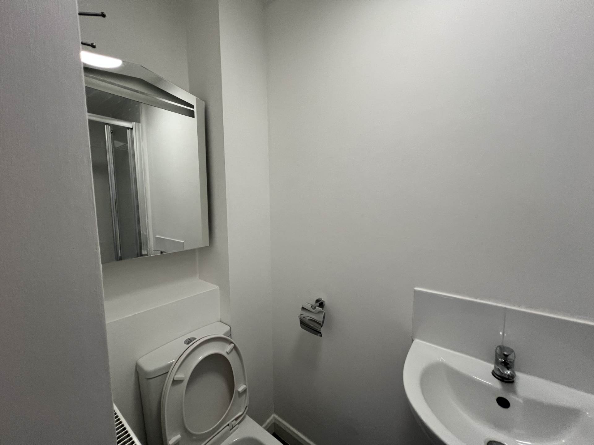 En-suite room, on Broad Street, Salford (ID# 60), Image 6