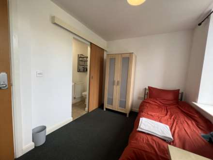 En-suite room, in Gardner Street, Salford, Image 8