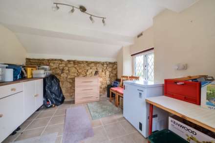 Village Road, Bromham, Image 15
