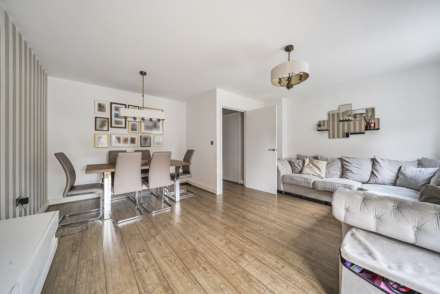 Dragonfly Crescent, Biddenham, Image 3