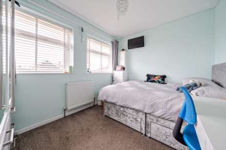 Curlew Crescent, Brickhill, Image 12