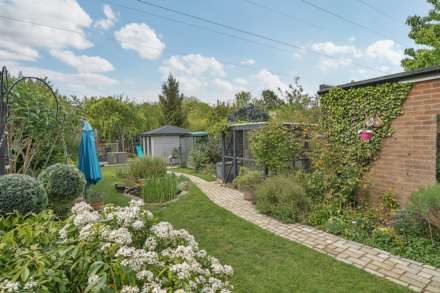 Curlew Crescent, Brickhill, Image 19