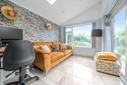 Curlew Crescent, Brickhill, Image 8