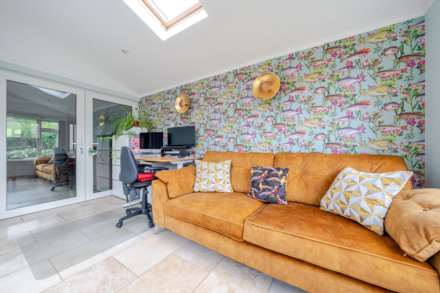 Curlew Crescent, Brickhill, Image 9