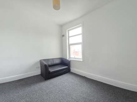 Central Drive / Bloomfield Road, Image 4