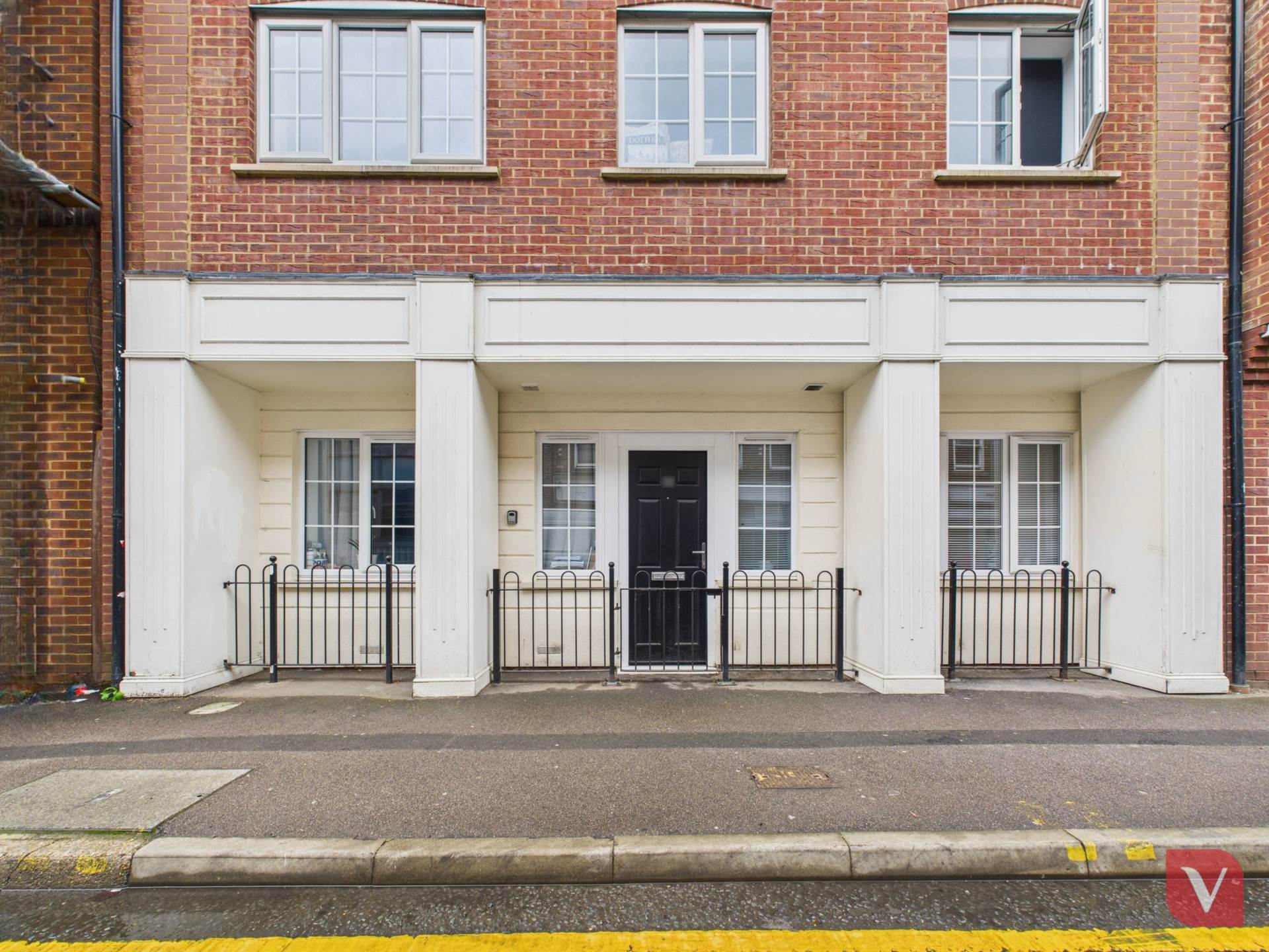 Ground floor maisonette with own separate entrance on John Street, Luton, Image 1