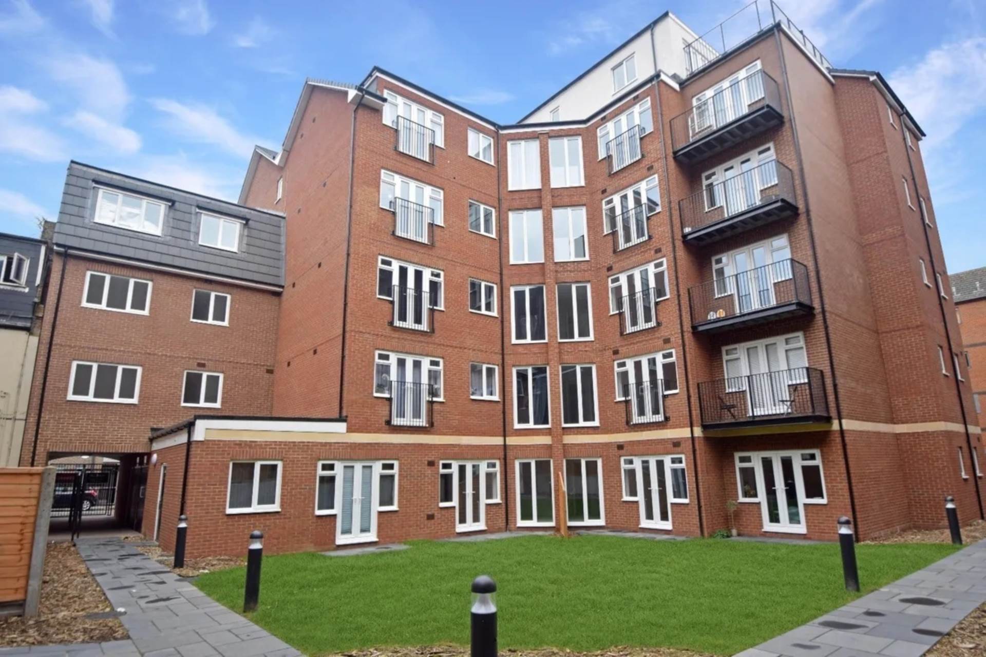 Ground floor maisonette with own separate entrance on John Street, Luton, Image 10