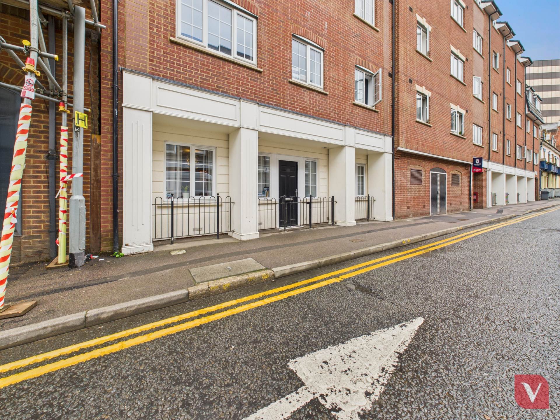 Ground floor maisonette with own separate entrance on John Street, Luton, Image 9