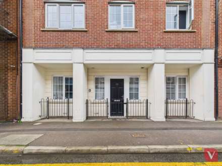 Ground floor maisonette with own separate entrance on John Street, Luton, Image 1