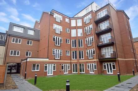 Ground floor maisonette with own separate entrance on John Street, Luton, Image 10