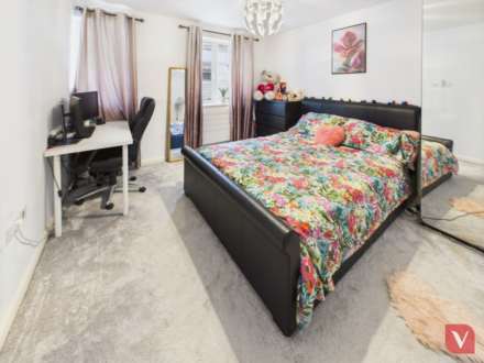 Ground floor maisonette with own separate entrance on John Street, Luton, Image 2