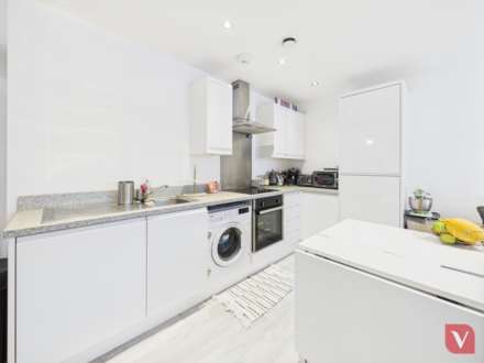 Ground floor maisonette with own separate entrance on John Street, Luton, Image 4