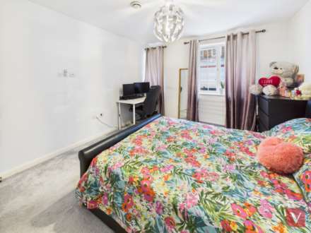 Ground floor maisonette with own separate entrance on John Street, Luton, Image 7