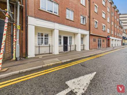 Ground floor maisonette with own separate entrance on John Street, Luton, Image 9