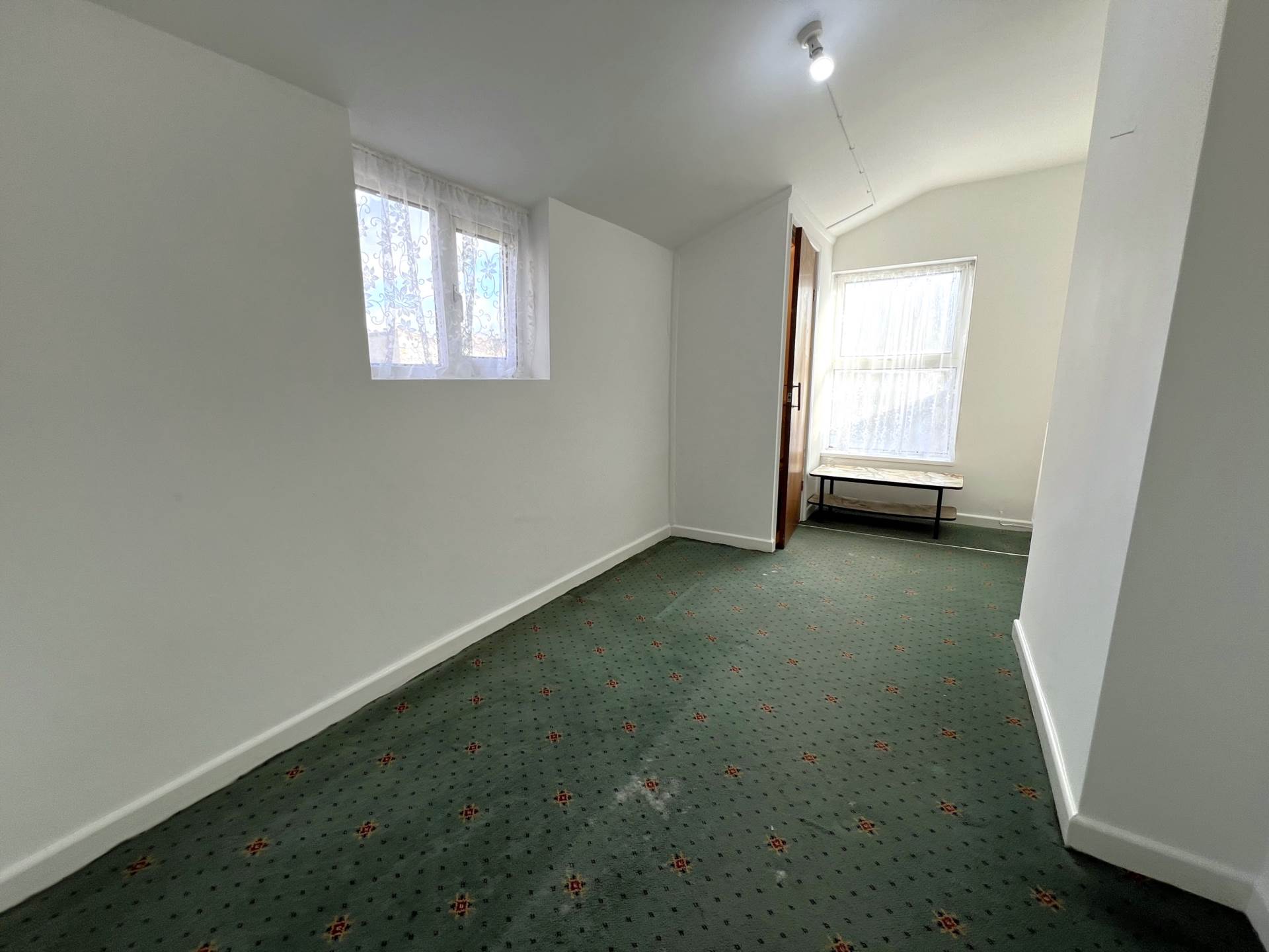 Spacious and Stunning Stanley Street, Luton, Image 7