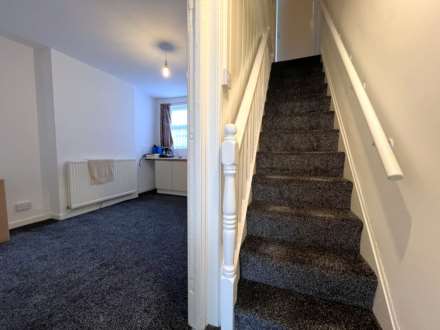 Spacious and Stunning Stanley Street, Luton, Image 5