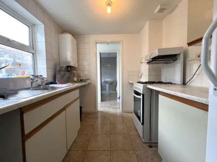 Spacious and Stunning Stanley Street, Luton, Image 6