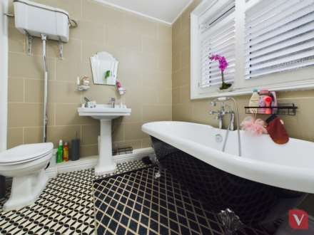 Wardown Crescent, Luton, Image 21