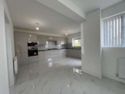 4 Bedroom Semi-Detached Bungalow, Dunstable Road, Luton