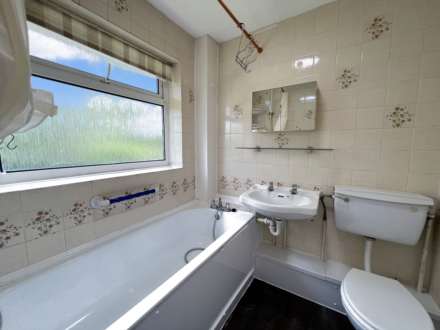 Canterbury Close, Luton, Image 4