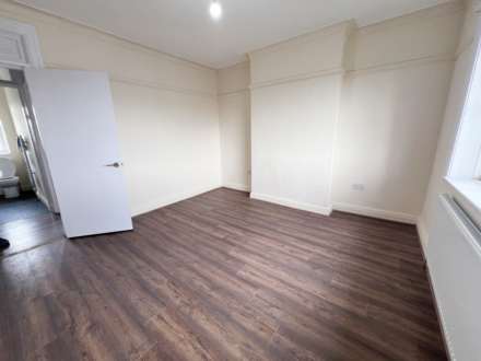 Dunstable Court, Luton, Image 3