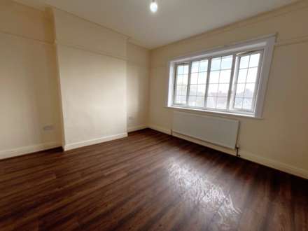 Dunstable Court, Luton, Image 4
