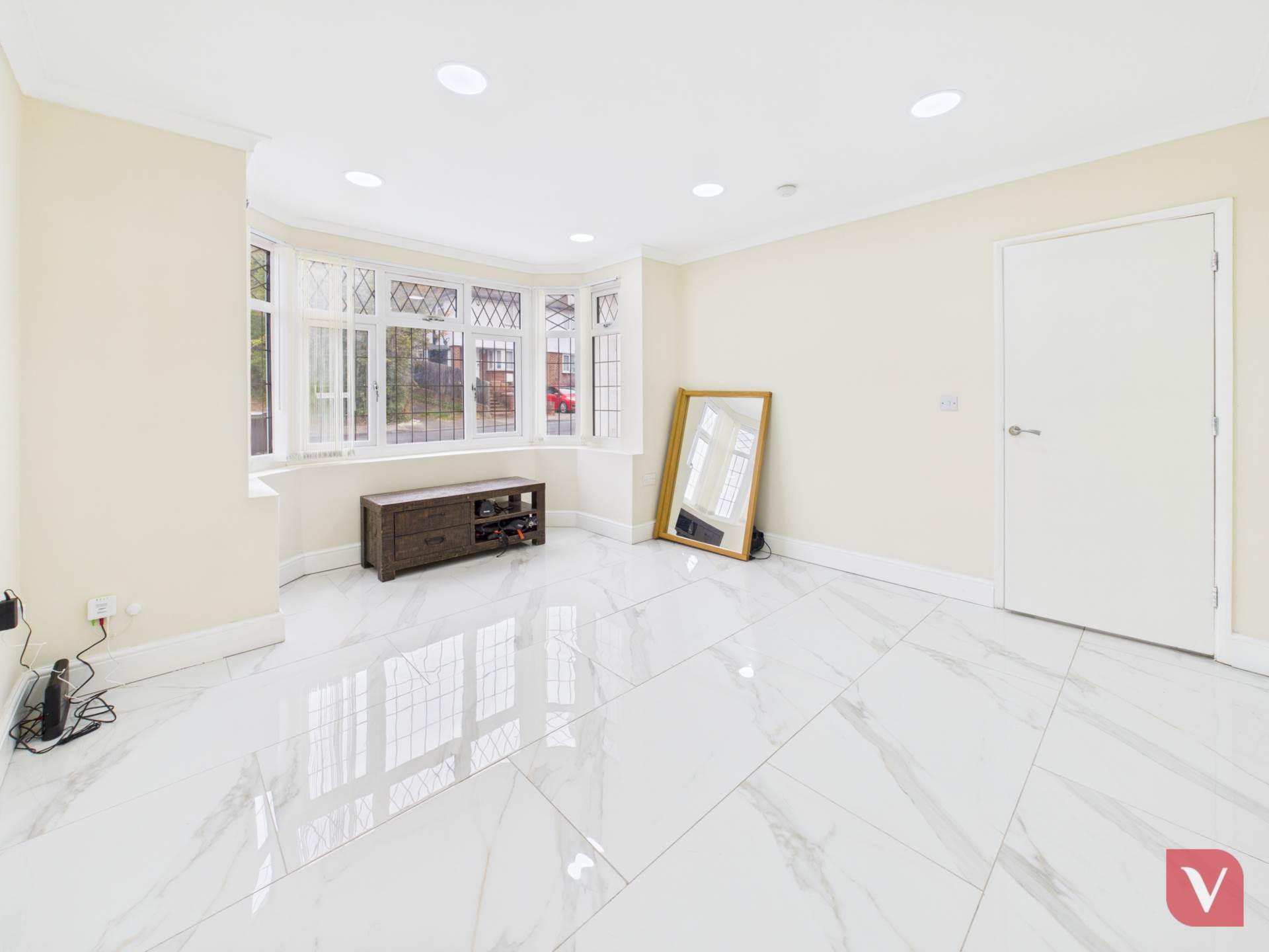 Elmwood Crescent, Luton, Image 4