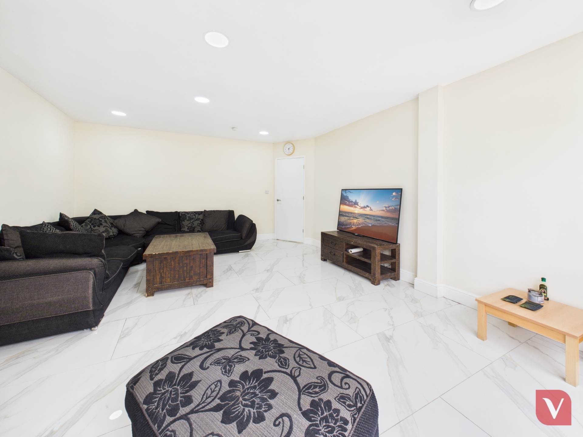 Elmwood Crescent, Luton, Image 9