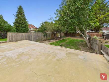 Elmwood Crescent, Luton, Image 17