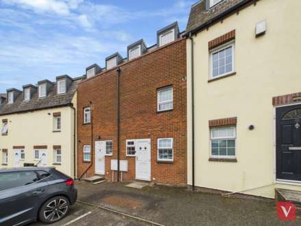 2 Bedroom Maisonette, Pollys Yard, Newport Pagnell