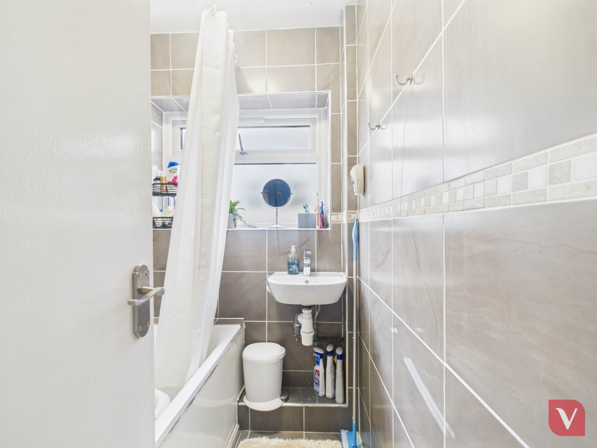 The Crest, Luton, Image 7