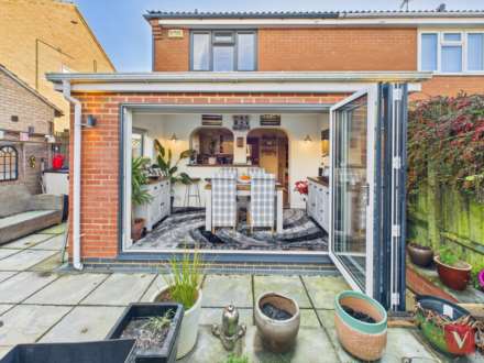 Troon Gardens, Luton, Image 10