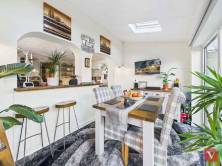 Troon Gardens, Luton, Image 4